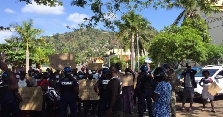 Ils réclament leurs droits : les demandeurs d'asile de Mayotte manifestent dans les rues