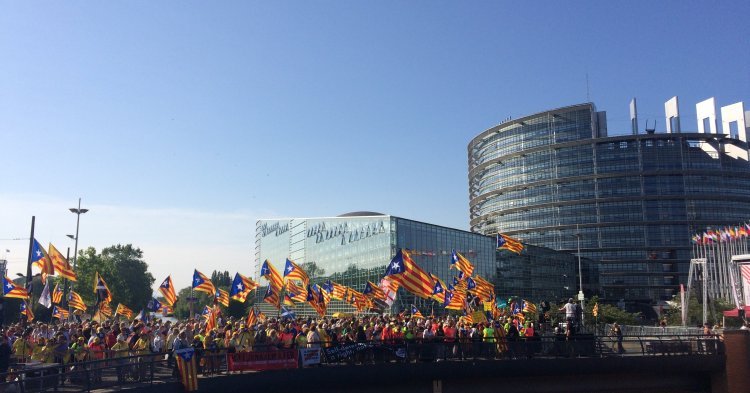 Des milliers de Catalans manifestent à l'occasion de la session inaugurale du nouveau Parlement européen