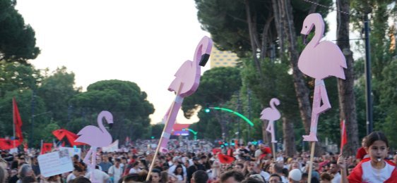 En Albanie, la “Révolution des flamants roses” embrase la capitale Tirana