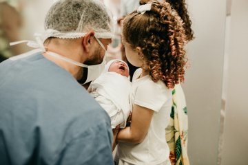 La Francia estende la procreazione assistita (PMA) a donne single e coppie lesbiche