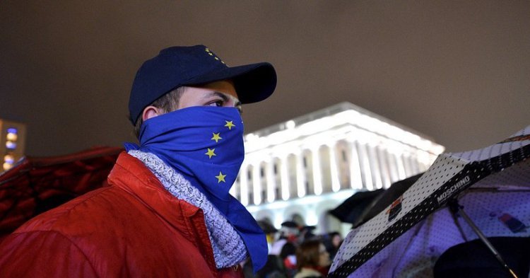 Une Union européenne diplomatiquement forte doit désormais accompagner l'Ukraine dans sa transition démocratique