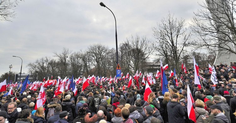 Crise parlementaire en Pologne : d'une tentative de limiter les médias à une Diète assiégée 