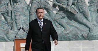 Turchia: Istanbul piange le vittime, Erdogan dà un giro di vite