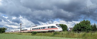 Bahnfahren in Deutschland vs. Schweiz – ein Vergleich der Gegensätze