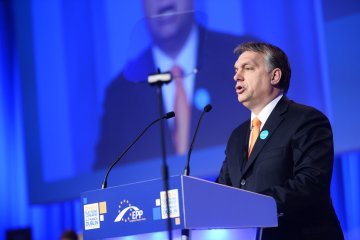 Orbáns Schaukelspiele