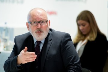 Timmermans becomes the socialist top candidate as Šefčovič backs out of Spitzenkandidaten race