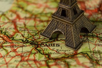 Parigi 2026: tra radicalismo e scandali giudiziari
