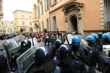 Libertà presa a manganellate, accade nella “democratica” Italia