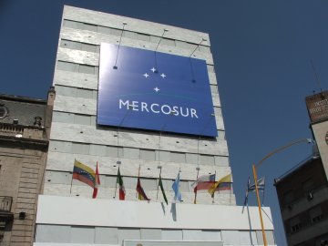 Unsichere Zukunft des EU-MERCOSUR-Vertrages : Verspielte Chance oder vernünftige EU-Politik ?