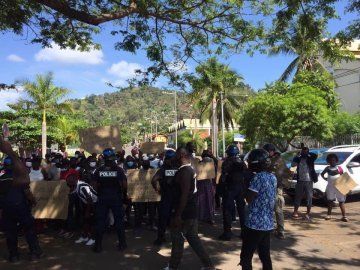Ils réclament leurs droits : les demandeurs d'asile de Mayotte manifestent dans les rues