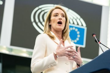 Eine junge Politikerin mit konservativer Haltung