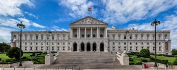 Au Portugal, la gauche s'empare du gouvernail avec fracas