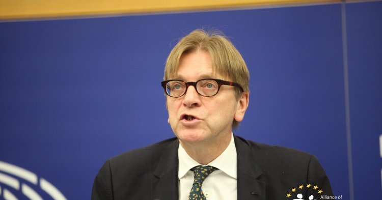 Sondages : l'alliance pro-européenne de Guy Verhofstadt dans la chasse aux records