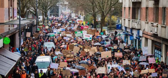 Des lycées français aux rues de Mexico : pourquoi la contestation gagne-t-elle du terrain ?