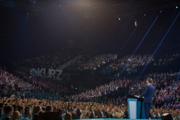 Jetzt weht es schon wieder blau daher