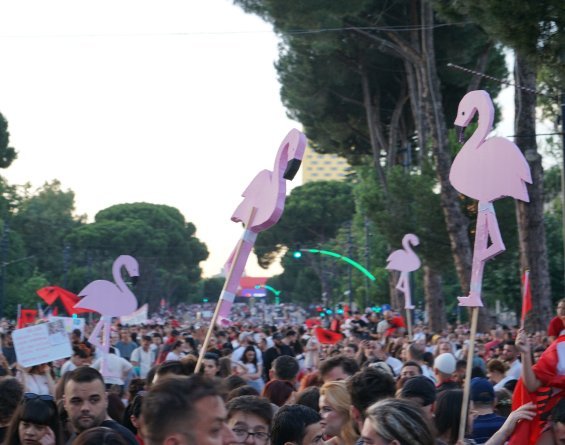 En Albanie, la “Révolution des flamants roses” embrase la capitale Tirana