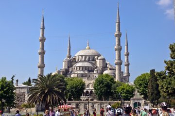 Turquía : Estambul llora a sus muertos mientras Erdogan aprieta las tuercas.