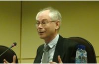 Herman van Rompuy : Schwaecht er die EU-Institutionen ?