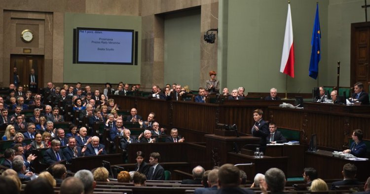 Main mise sur les médias publics : Jusqu'où ira Beata Szydło ?