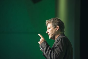 'Politics suitable for the masses' : German Green leader Robert Habeck speaks in Osnabrück