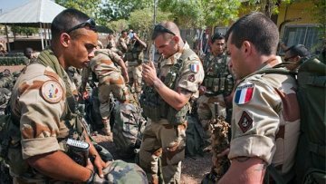 Will the financial crisis kill the French army ? 