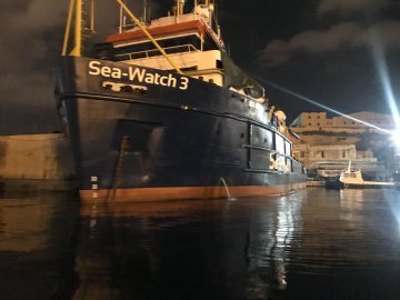 Red card to the Italian government for the arrest of Carola Rackete, captain of rescue boat Sea-Watch 3