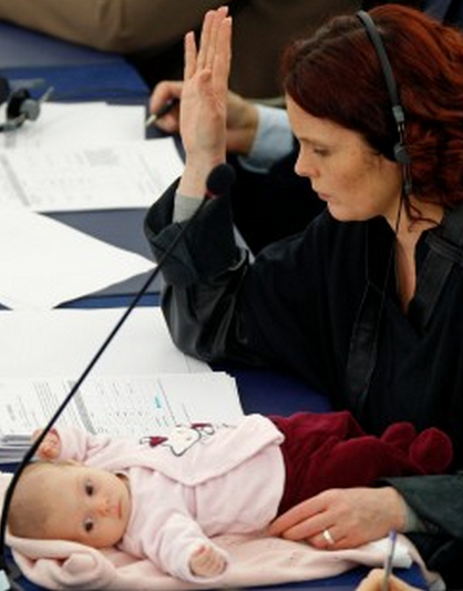 l'eurodéputée danoise Hanne Dahl, venue voter avec son bébé